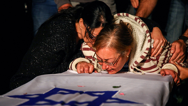 Mother weeps over grave (Photo: Avishag Shaar-Yashuv)