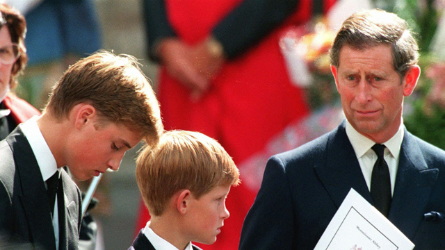 עם הילדים, הנסיך ויליאם והנסיך הארי, בהלוויית הנסיכה דיאנה. 6 בספטמבר 1997 (צילום: AP) (צילום: AP)
