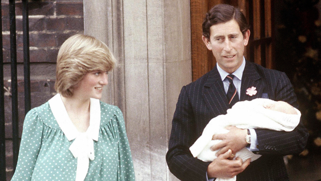 מחוץ לבית החולים בלונדון לאחר הולדת הבן הבכור ויליאם. 22 ביוני 1982 (צילום: AP) (צילום: AP)