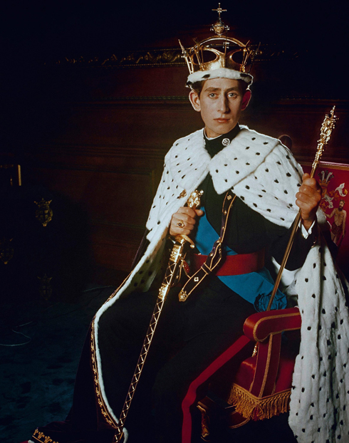 ממתין לתורו לרשת את הכתר. 1969 (צילום: AP) (צילום: AP)