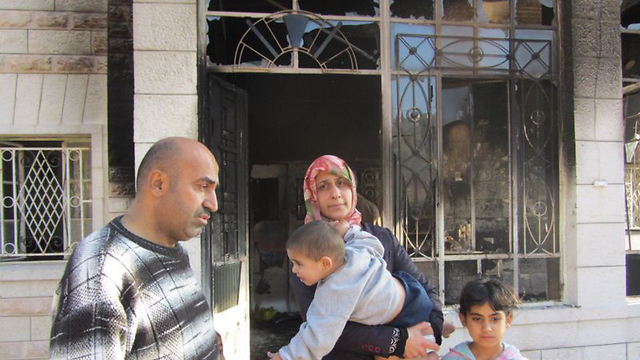 בני המשפחה בפתח הבית (צילום: איאד חדד, ארגון בצלם) (צילום: איאד חדד, ארגון בצלם)