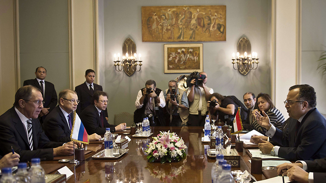 תנופה ליחסים. נציגי רוסיה ומצרים, היום בקהיר (צילום: AFP) (צילום: AFP)