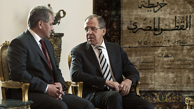 הבכירים של פוטין בביקור רב חשיבות בקהיר. שרי החוץ וההגנה לברוב ושויגו (צילום: AFP) (צילום: AFP)