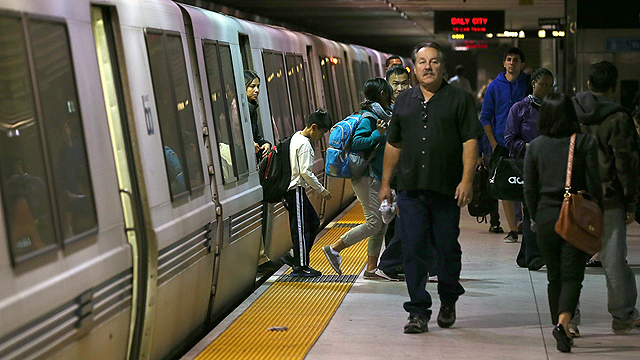 פתאום הנוסעים שמו לב שאין נהג. תחנת רכבת בברקלי, סן פרנסיסקו (צילום: AFP) (צילום: AFP)