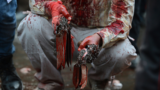 סכינים נוטפות דם לאחר אחד הטקסים בקשמיר ההודית (צילום: AFP) (צילום: AFP)