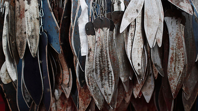 סכינים מחכות לשטיפה לפני טקסי העשורא בהודו (צילום: רויטרס) (צילום: רויטרס)