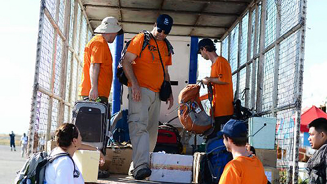 גם אנשי החילוץ של "פירסט" מסייעים למקומיים (צילום: עמותת פירסט) (צילום: עמותת פירסט)