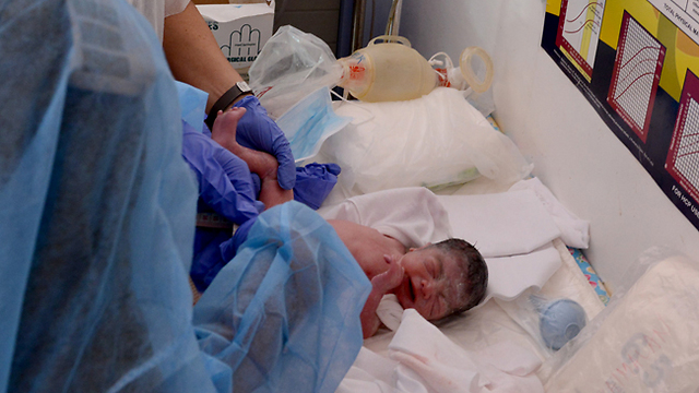 ושמו ייקרא ישראל. התינוק שיילדה משלחת צה"ל (צילום: דובר צה"ל) (צילום: דובר צה