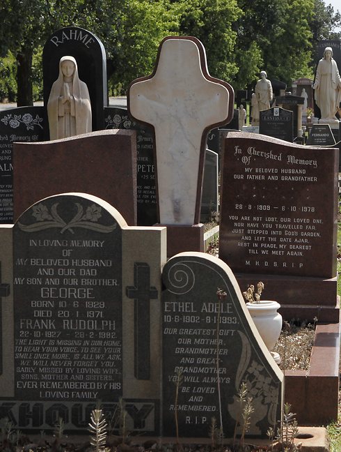 בית קברות בדרום אפריקה שממנו נגנבו מצבות (צילום: AP ) (צילום: AP )