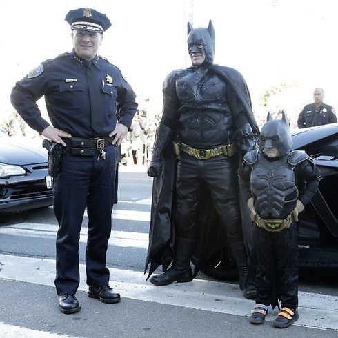 באקיד, באטמן ומפקד המשטרה (צילום: MCT) (צילום: MCT)