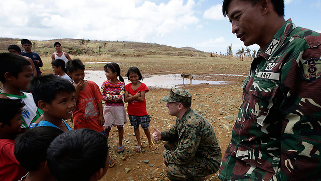 אזורי האסון בפיליפינים ופעילות כוחות החילוץ והרפואה (צילום: AP) (צילום: AP)