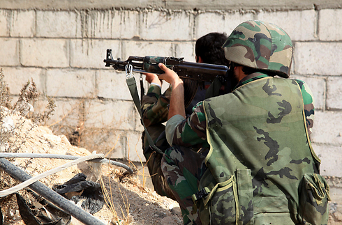 Syrian soldiers engaged in battle in Damascus (Photo: AP)