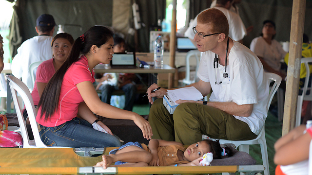 IDF doctor at Israeli field hospital (Photo: IDF Spokesperson's Unit) (Photo: IDF Spokesperson's Unit)