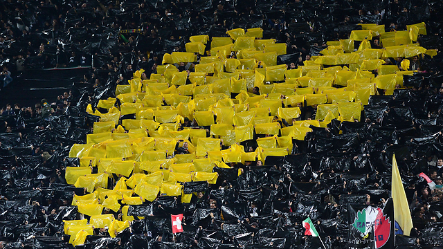 אוהדי קבוצת הכדורגל האיטלקית יובנטוס יוצרים לב מדגלים צהובים במהלך משחקה של הקבוצה נגד נאפולי בעיר טורינו (צילום: AFP) (צילום: AFP)