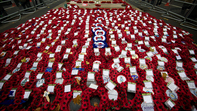 כמדי יום שני הראשון של חודש נובמבר ציינו בבריטניה את יום הזיכרון לחללי הממלכה שנפלו בקרב מאז מלחמת העולם הראשונה (צילום: AFP) (צילום: AFP)