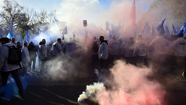 שוטרים צרפתיים מפגינים בפריז נגד החלטת הממשלה לקצץ בתקציב הביטחון לשנת 2014 (צילום: AFP) (צילום: AFP)