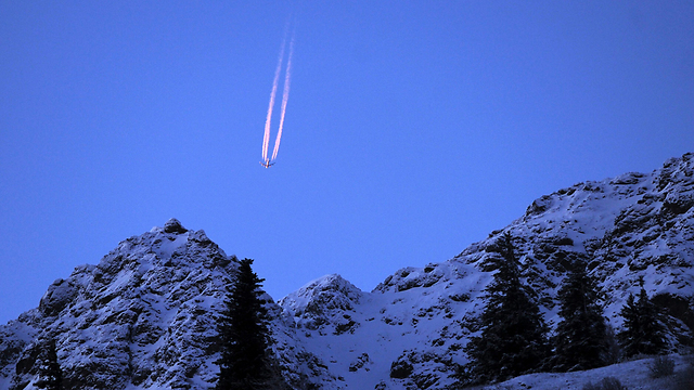 מטוס חולף מעל הרי צ'וגש באלסקה (צילום: AP) (צילום: AP)