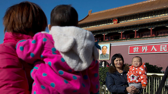 עד כה נאסר על רוב הזוגות להביא לעולם יותר מילד אחד. "העיר האסורה" בבייג'ינג (צילום: AP) (צילום: AP)