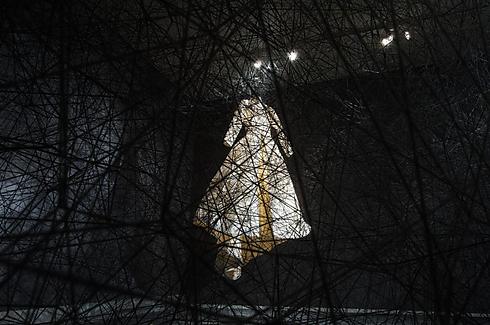 מתוך התערוכה "כל אדם נושא חדר בתוכו" - צ'יהארו שיוטה, יפן, בית החלונות, 2013 ()