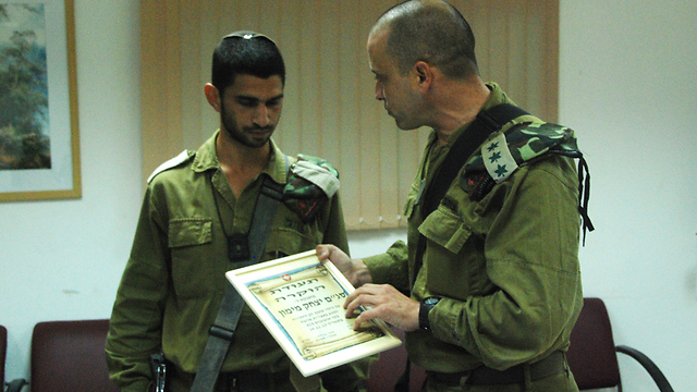 Mimun receives commendation (Photo: IDF Spokesperson's Unit) (Photo: IDF Spokesperson's Unit)