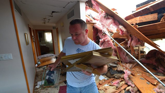 אוספים את השברים אחרי ההרס שהשאירה סופת הטורנדו (צילום: AP) (צילום: AP)