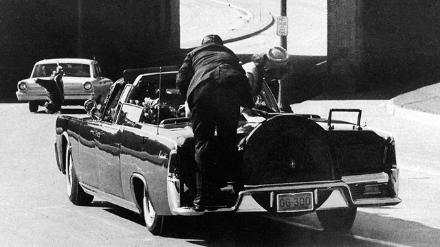 הנשיא נורה מחזית הרכב? רגע הירי בקנדי, 22 בנובמבר 1963 בדאלאס (צילום: AP) (צילום: AP)
