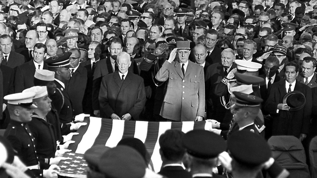נשיא צרפת שארל דה גול מול ארונו של קנדי, 25 בנובמבר 1963, בבית העלמין ארלינגטון בווירג'יניה (צילום: AP) (צילום: AP)
