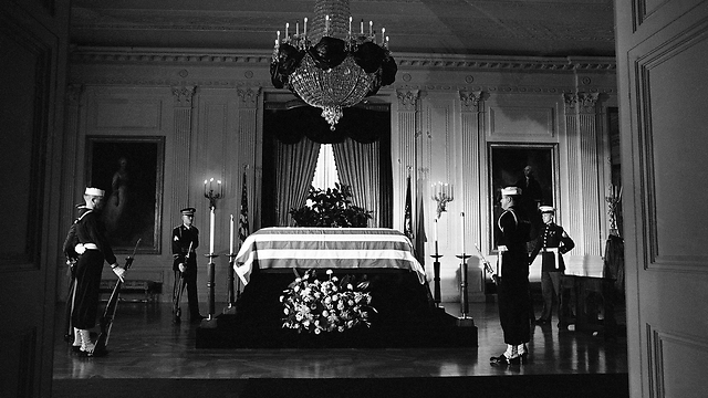 ארונו של קנדי בבית הלבן, יום לאחר הרצח ב-23 בנובמבר 1963 (צילום: AP) (צילום: AP)