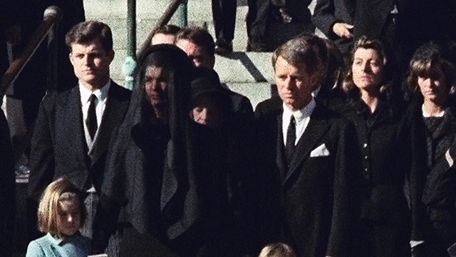 כעבור חמש שנים נרצח גם אחי בעלה של ג'קי. משפחת קנדי בהלוויית הנשיא (צילום: AP) (צילום: AP)