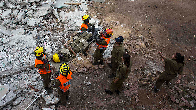 Rescue personnel train during a previous drill (Photo: Reuters/Archive)