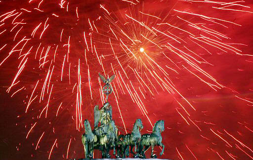 ברלין מוארת והחגיגות מתקיימות באזור שער ברנדנבורג (צילום: איי אף פי)