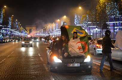 גם אוהדי אלג'יריה בפריז חגגו עם המקומיים את עליית שתי הנבחרות (צילום: MCT) (צילום: MCT)