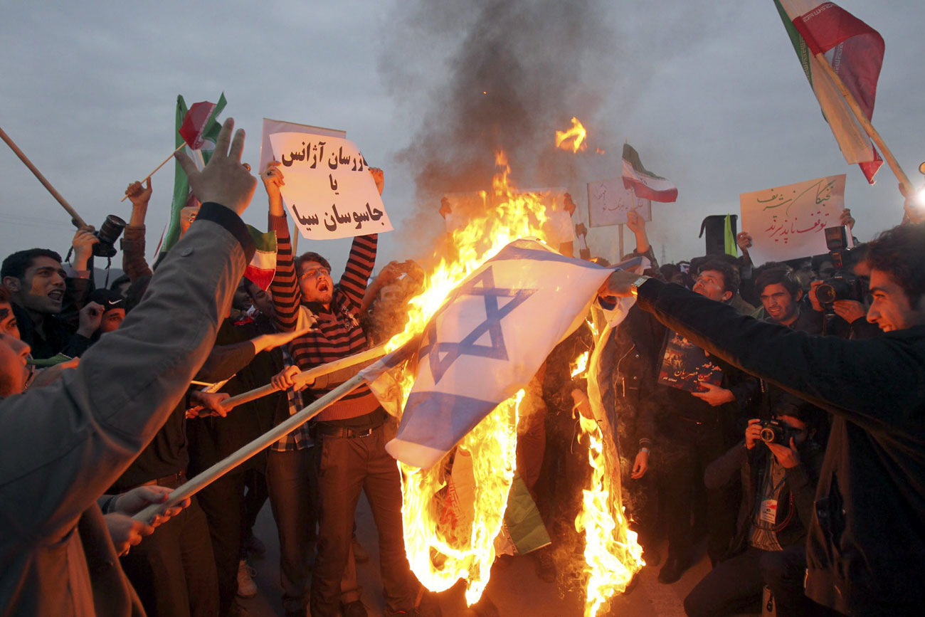 באזורים שמרניים עוד מייחסים ליהודים טומאה. שריפת דגל ישראל ליד מתקן הגרעין פורדו (צילום: EPA) (צילום: EPA)