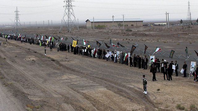 Iranian students surround Fordo facility in rally (Photo: EPA)