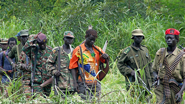 נאשמים ביותר מ-100 אלף בני אדם. לוחמים בארגונו של קוני בגבול קונגו-סודן (צילום: AP) (צילום: AP)