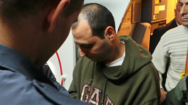 בן איבגי לאחר הסגרתו מארגנטינה לישראל (צילום: חטיבת דובר המשטרה) (צילום: חטיבת דובר המשטרה)