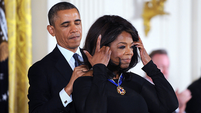 ברק אובמה מעניק את מדליית החירות אופרה וינפרי (צילום: MCT) (צילום: MCT)