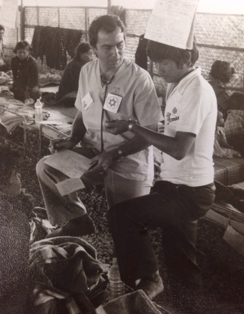 "זה מוסיף כבוד למדינה". פרופ' שמר בצעירותו מסייע לפליטים קמבודים (צילום: דובר צה"ל ) (צילום: דובר צה