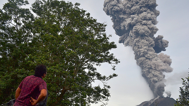 יותר מ-5,000 בני אדם התפנו מבתיהם באי סומטרה שבאינדונזיה בעקבות התפרצות הר הגעש סינבונג (צילום: AFP) (צילום: AFP)
