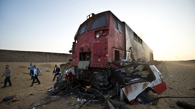 יותר מ-20 בני אדם נהרגו במצרים לאחר שרכבת התנגשה במיניבוס וכלי רכב מסחרי סמוך לקהיר (צילום: AFP) (צילום: AFP)