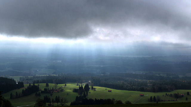 עננים אפורים מסתירים את השמש הזורחת בהרי האלפים בסמוך לעיר הגרמנית רוסחאופטן (צילום: AFP) (צילום: AFP)