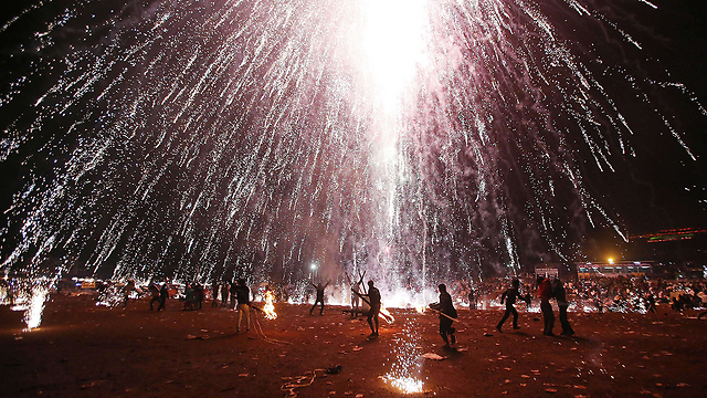 בעיר טאונגיי שבמיאנמר חגגו את פסטיבל האורות שנערך מדי שנה בחודש נובמבר בעת הופעת הירח המלא. במהלך הפסטיבל מפריחים אלפי החוגגים בלונים מוארים לשמיים (צילום: AFP) (צילום: AFP)