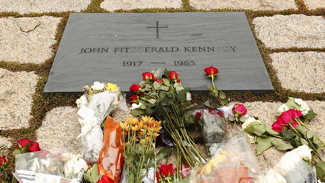 פרחים על קברו של קנדי בבית העלמין בארלינגטון (צילום: רויטרס) (צילום: רויטרס)