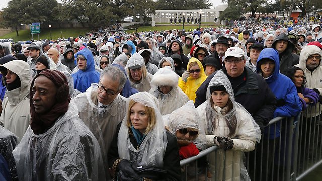 אלפים הגיעו לטקס בדאלאס למרות הגשם (צילום: MCT) (צילום: MCT)