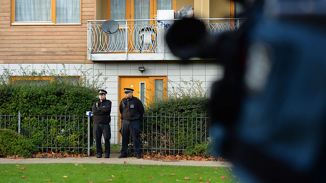 שוטרי לונדון מחוץ לבית, היום (צילום: AFP) (צילום: AFP)