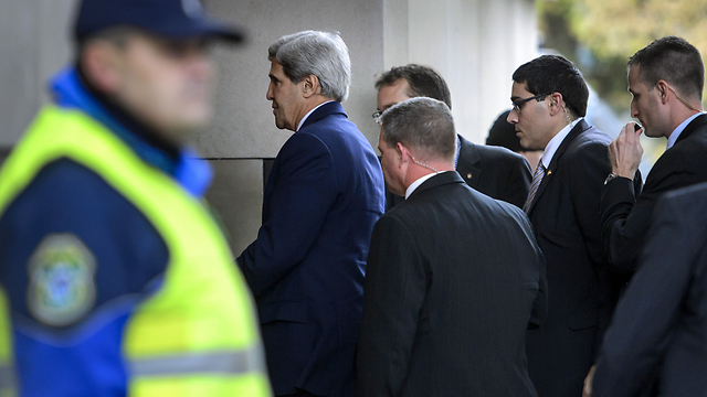 ג'ון קרי בדרך לשיחות בז'נבה. הפערים נותרו  (צילום: AFP) (צילום: AFP)