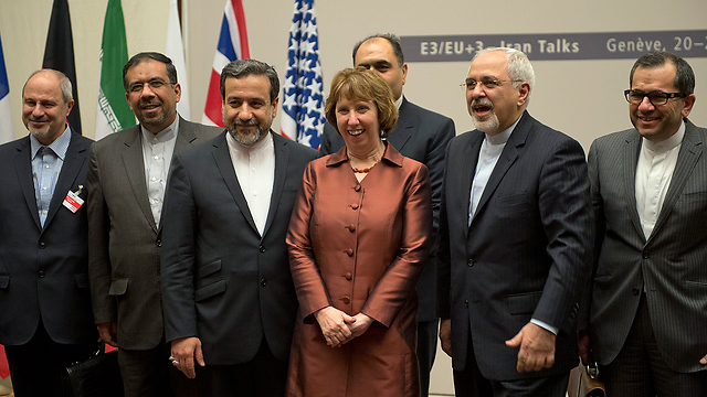 Ashton with Iranian delegation (Photo: EPA)