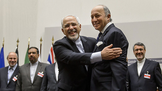 חיבוקים וחיוכים בז'נבה. שר החוץ הצרפתי פביוס ועמיתו האיראני זריף (צילום: AFP) (צילום: AFP)