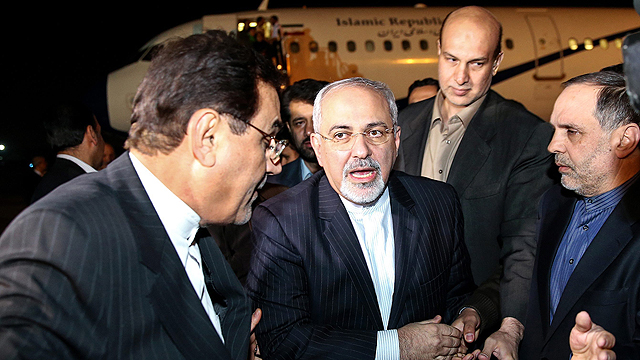 Iranian FM Zarid lands in Tehran after Geneva deal (Photo: EPA)