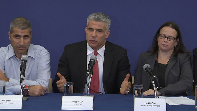 Yair Lapid at an income tax conference (Photo: Eli Mendlebaum)